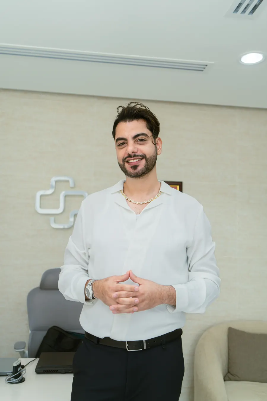 الدكتور دودو مصاروة داخل العيادة