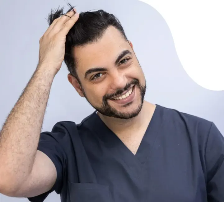 دكتور دودو مصاروة أثناء تقييم صحة الشعر وفروة الرأس